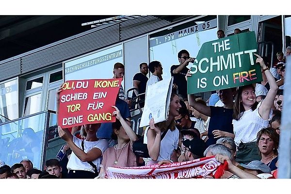 Jeder Spieler hatte Freunde und Familie dabei. Hier die Fans von Kultstürmer Oliver Schmitt.